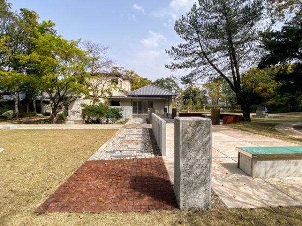 西側広場。さまざまな材料で舗装し、かつてここにあった建物の間取りを表現している