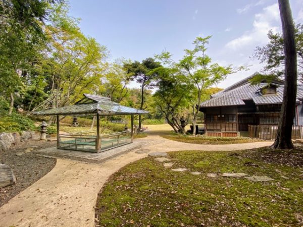 大座敷前の庭園。写真手前の斜面と奥の芝生の間に石組みの水路がある