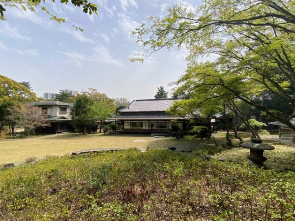 大座敷前の庭園。写真手前の斜面と奥の芝生の間に石組みの水路がある