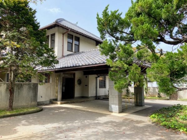 車寄せを備えた本館棟の玄関。瓦葺きの屋根は「スパニッシュ風」との見方も