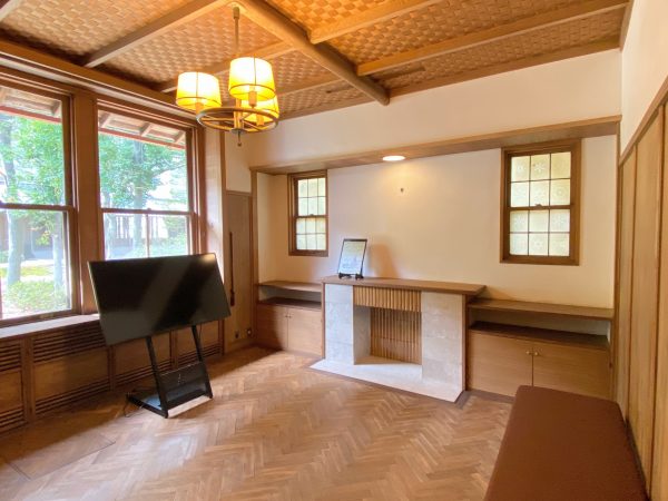 車寄せを備えた本館棟の玄関。瓦葺きの屋根は「スパニッシュ風」との見方も