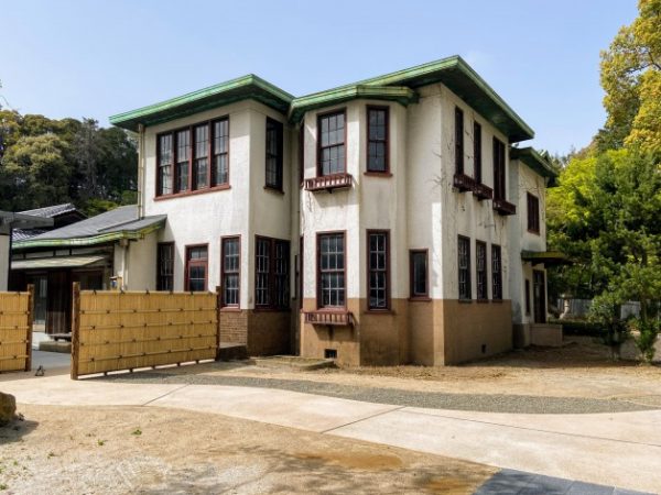 「洋館」南側外観。耐震改修が行われていないため、当面は立ち入り不可