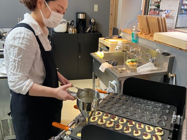 上／「あんとめん」のラーメン。めんは2種類からチョイス、お好みの具材は別盛りで提供される。</br>下／店舗のマークを象った人形焼き。小ぶりで甘さは控えめ、軽い食感で食べやすい