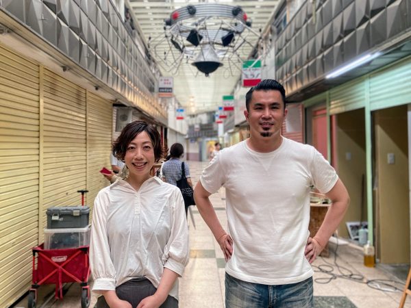 上／JR黒崎駅。JR九州管内で第8位の乗車人員数（2019年度）を誇る主要駅だが、近年は駅前の百貨店が閉店するなど衰退傾向にある。下／黒崎駅前には縦横に商店街が広がる。写真右手、緑色の看板が寿通り商店街の入り口。駅前からずっとアーケードが続くので、雨の日も傘を差さずに歩ける
