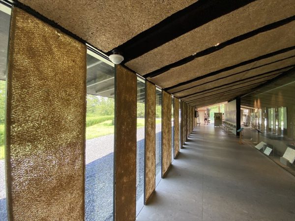 石の美術館の外観。中央は保存した石蔵