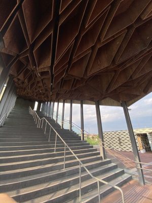 ちょっ蔵広場の多目的展示場。左奥に宝積寺駅が見える