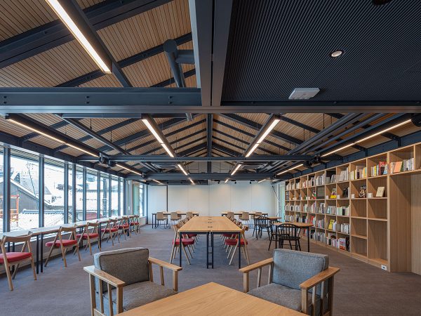 3階にあるコワーキングスペース「JIRIN」。本棚の選書は、BACHの幅 允孝氏が手がけた。撮影：淺川 敏