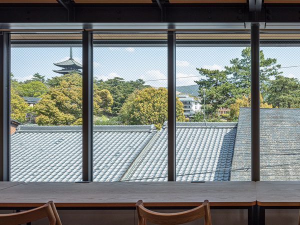 3階にあるコワーキングスペース「JIRIN」。本棚の選書は、BACHの幅 允孝氏が手がけた。撮影：淺川 敏