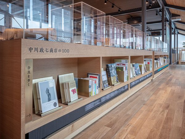 鹿避けの格子。今でも、鹿が前の道を歩いていることもあるのだとか。撮影：浅川 敏