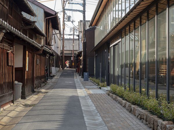 126坪の敷地面積に3階建ての鉄骨造。周囲の街並みに溶け込むような瓦葺き屋根が特徴だ。設計は、内藤廣建築設計事務所。撮影：淺川 敏