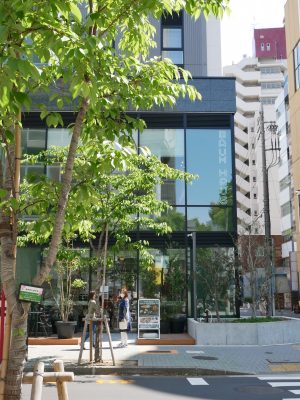 ガラス張りのおしゃれな外観が目を引く
