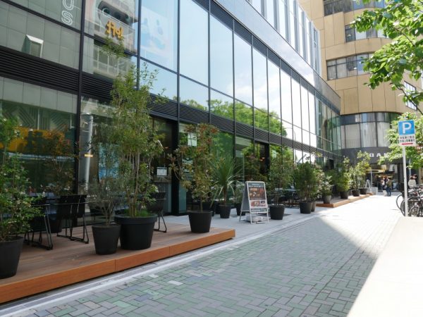 フードホールは一般の客だけでなく2階を利用するワーカーのための場所でもある