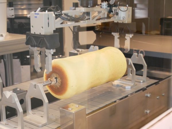 ユーハイムが開発したバウムクーヘン専用AI オーブン“THEO”。職人が焼く生地の焼き具合を、各層ごとに画像センサーで解析することで、その技術をAIに機械学習させデータ化。無人で職人と同等レベルのバウムクーヘンを焼き上げることができるのだという