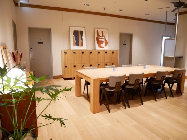 フリーデスクスペース。月額利用料は30,000円（税別）で法人登記が可能