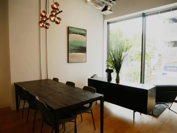 フリーデスクスペース。月額利用料は30,000円（税別）で法人登記が可能