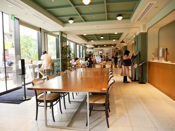 フードホールは一般の客だけでなく2階を利用するワーカーのための場所でもある