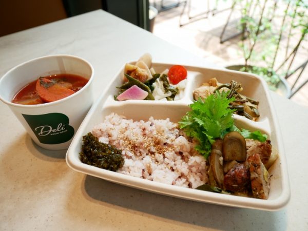 ユーハイムが開発したバウムクーヘン専用AI オーブン“THEO”。職人が焼く生地の焼き具合を、各層ごとに画像センサーで解析することで、その技術をAIに機械学習させデータ化。無人で職人と同等レベルのバウムクーヘンを焼き上げることができるのだという