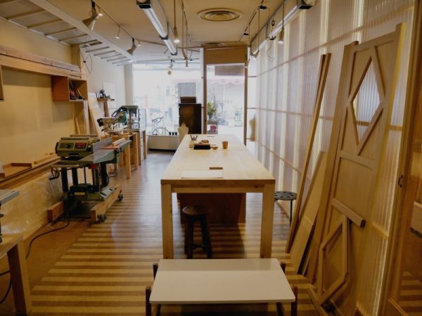 店内には大きな作業用テーブルと木工用の機械、工具などが置かれたおしゃれな空間が広がっていて、木のいい香りが漂う