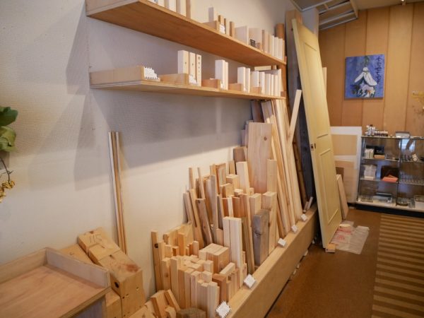 簡単に木材をカットできる卓上盤スライド丸ノコや、木材の表面を削って毛羽立ちや汚れた部分を削ったり木の歪みを修正できる自動カンナ盤、穴開け加工ができるボーリング盤など自由に使うことができる