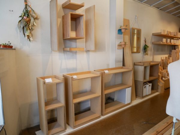 「工房soiro（ソイロ）」で作って販売している「ハコタナ」。壁に展示されている「タナ」「ハコ」「ダイ」「イタ」を組み合わせてカスタマイズすれば写真下にある収納ボックスになる。簡単にアップデートできる一例だ