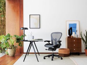 アーロンチェア：ハーマンミラージャパン株式会社
大きさが3種類あり身長に合わせて選ぶことができる。色はモノトーンのバリエーションからなっていて作業内容に応じて座面を5度前傾させることができ、背と座面は異なる張力のゾーンが組み合わされ疲れにくい構造になっている