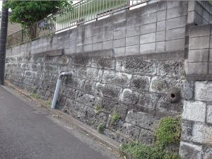 大谷石が経年劣化し味が出ているが、今は擁壁に大谷石は使われない