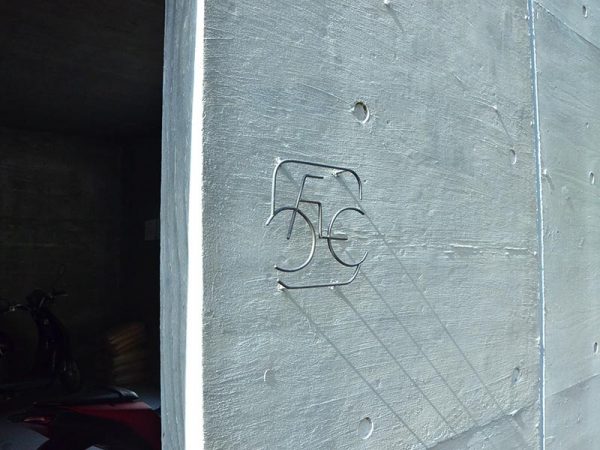 余白に飾られた、学生の作品