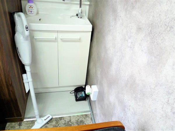 Rebaseの経理・財務チーム・チームリーダーの髙𣘺隆太さん（右）と、営業チーム・チームリーダーの清水康一朗さん。「エミキューブ武蔵関」の3号室で取材に応じていただいた

