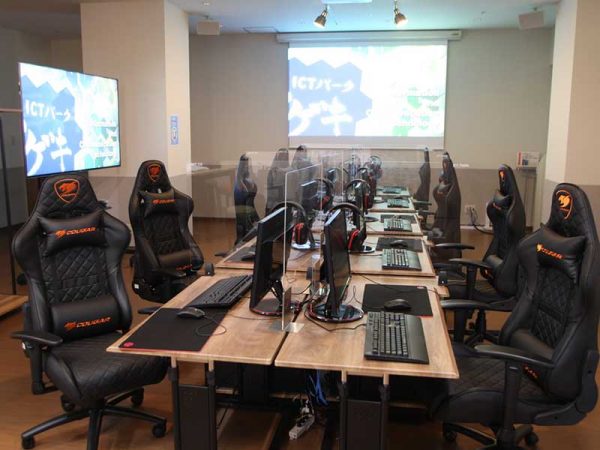 元映画館を改修した「コクゲキ」。近未来的な演出が目を引く