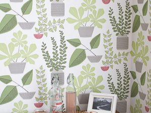 MissPrintの壁紙は手描きの原画を基に作られている　お日さまを楽しむように葉を伸ばす植物が自然のエネルギーを感じさせる　MissPrint MISP1176：株式会社テシード