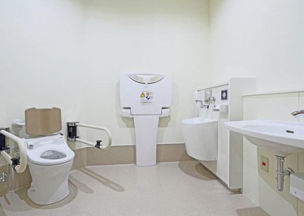 外見からはわからなくても援助や配慮を必要としている人々が、周囲の方に配慮を必要としていることを知らせる「ヘルプマーク」。東京都福祉保健局が作成し、現在では全国に広がりを見せている