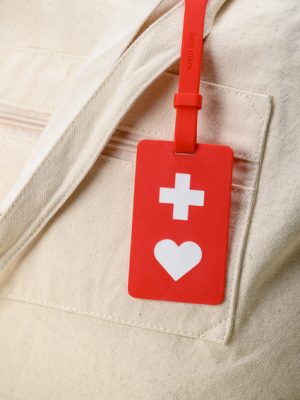 外見からはわからなくても援助や配慮を必要としている人々が、周囲の方に配慮を必要としていることを知らせる「ヘルプマーク」。東京都福祉保健局が作成し、現在では全国に広がりを見せている