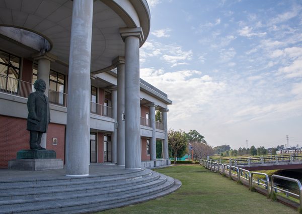 旧大蔵省（現在財務省）は、1868年（明治元年）に中央官庁として新政府により設置された。渋沢栄一はその初期大蔵省の機構改革を初め、日本の近代化の礎をここでつくった