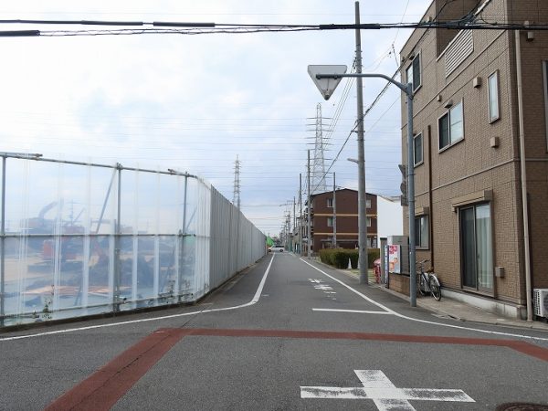 写真右手に見えるのがミュージアムの外観。不思議な形状だ