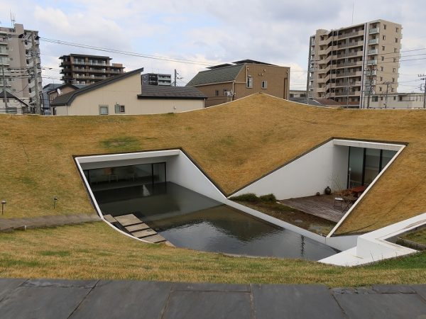 写真右手に見えるのがミュージアムの外観。不思議な形状だ