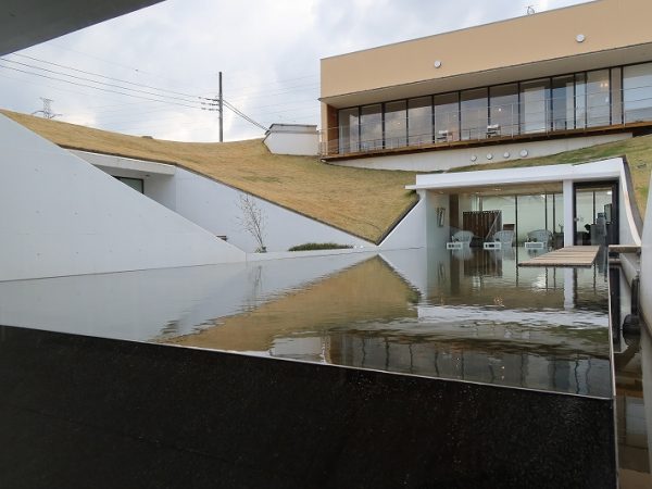 建物中央にある池。循環式でいざというときには生活用水として使えるようになっている