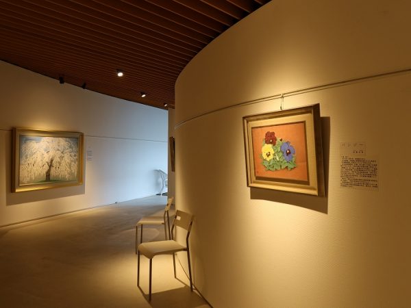 建物中央にある池。循環式でいざというときには生活用水として使えるようになっている