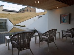 館内所々には椅子が置かれ、落ち着いて絵や風景を楽しめるようになっている