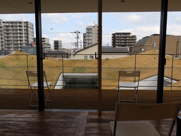 建物中央にある池。循環式でいざというときには生活用水として使えるようになっている