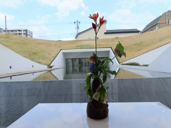 展示室へ向かう前のホールからの眺め。いつも花が飾られているという