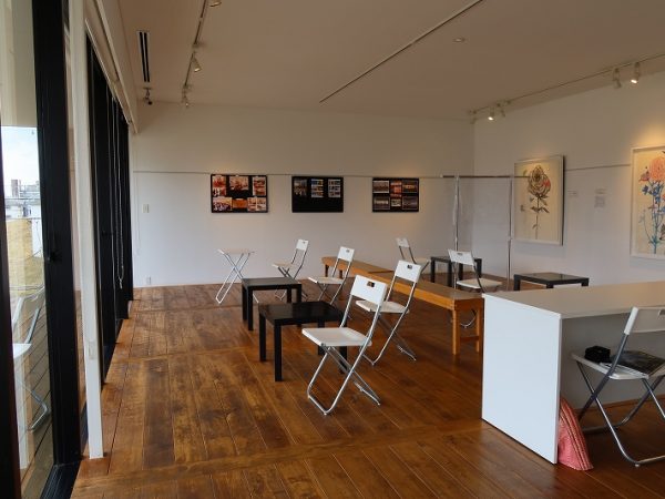 池の中の石を歩いてくると芝生を上る階段に。これは大人でも楽しい体験