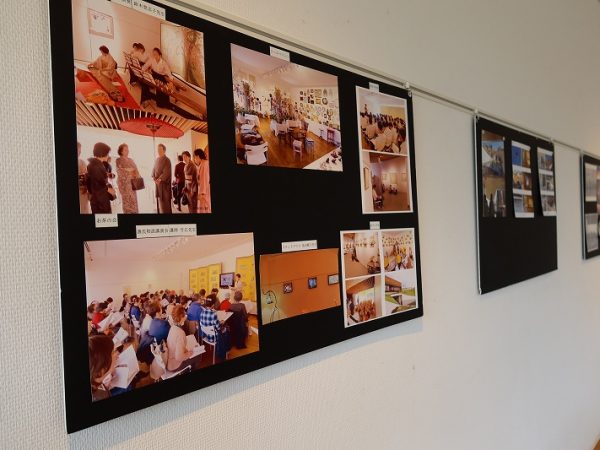 池の中の石を歩いてくると芝生を上る階段に。これは大人でも楽しい体験