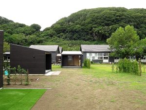 地域交流の場、シラハマ校舎。旧長尾小学校の校舎をリノベーション。シェアオフィス、レストラン、ゲストルーム、小屋付き農園からなる多目的施設