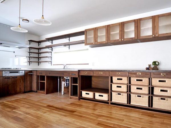 天然のウールとグラスウールはさわり心地も全く異なる。天然のウールはより手になじみ、じんわり温かさを感じる