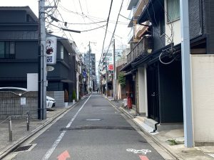 「本当にここに？」。そんなロケーションにある古民家がモデルハウス