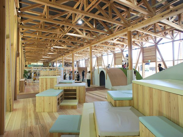 トラス構造の屋根組みも印象的な同施設は、岐阜県産木材をふんだんに使用。子どもたちが抱きついたりもする太い一本柱には裂け目などがあったり、あえて節のある部分もフローリングに使うなど、飾り立てない木の表情にも親しみを感じる