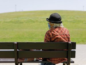 WHO（世界保健機関）などでは、高齢化率（65歳以上の総人口に占める割合）が21％を超えた社会を超高齢化社会と定義づけている。日本の高齢化率は『令和3年版高齢社会白書』によると、28.8%（2020年10月時点）

