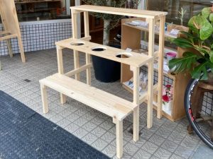 川端さんと松本さんの手ほどきを受けて、DIY初心者のお客さんが作ったという花台。サイズの測り方、道具の使い方なども丁寧に教えてくれるそうだ（写真提供：soiro living）