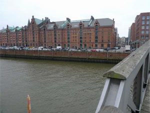 ハーフェンシティの水辺。煉瓦造りの倉庫が残されている（写真／陣内秀信氏）