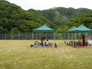 建物の後ろに広がる、ほとんど手つかずだが美しい森について栗林さんは「樹種が多用な森を体験できることが、この施設の付加価値を上げてくれている」と語る